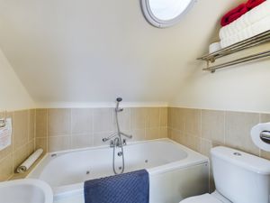 Laura's Loft Bathroom- click for photo gallery